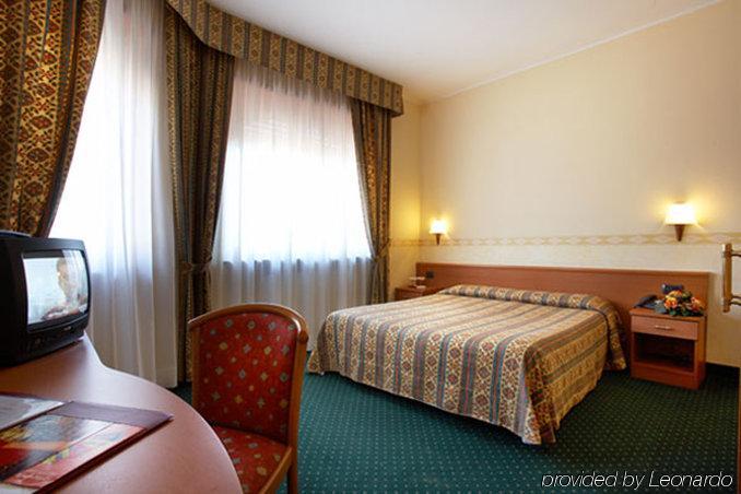 Dropiluc Hotel Druento Bilik gambar