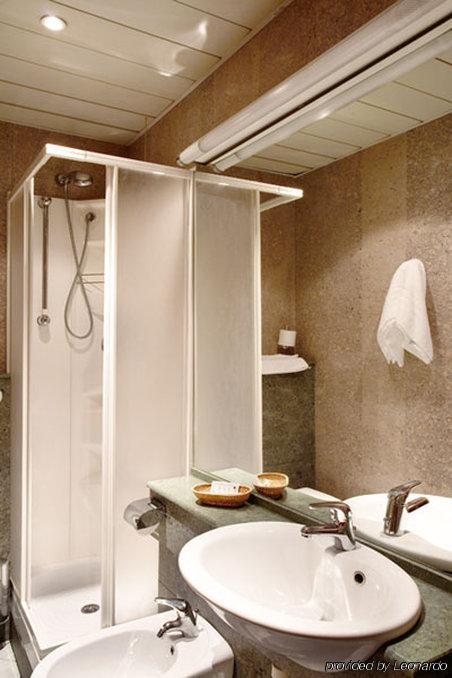 Dropiluc Hotel Druento Bilik gambar